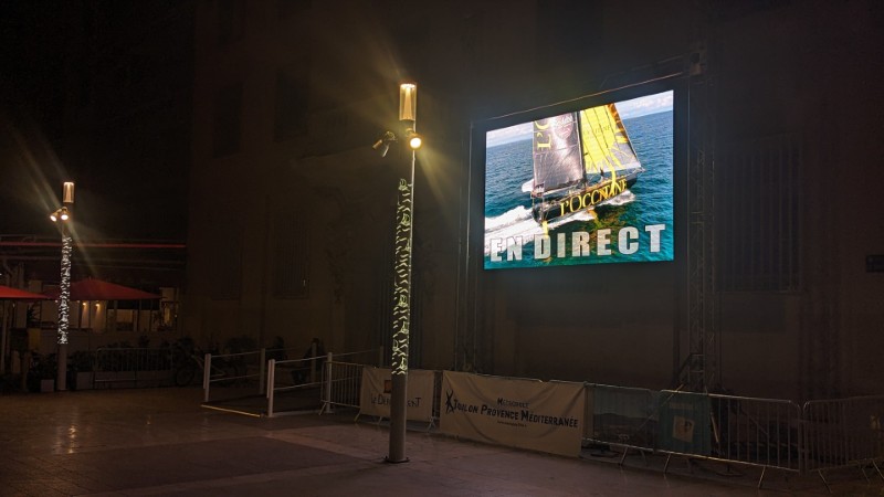 Rediffusion des régates du jour sur l'écran géant du port de Toulon